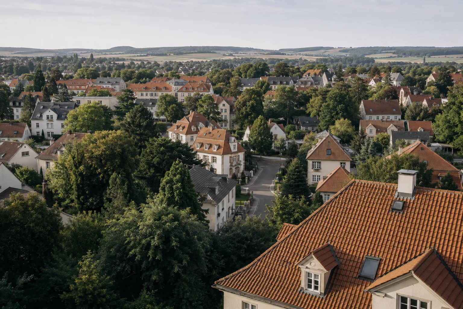 Illustrative Luftperspektive auf ein Wohnquartier mit Häusern und Bäumen