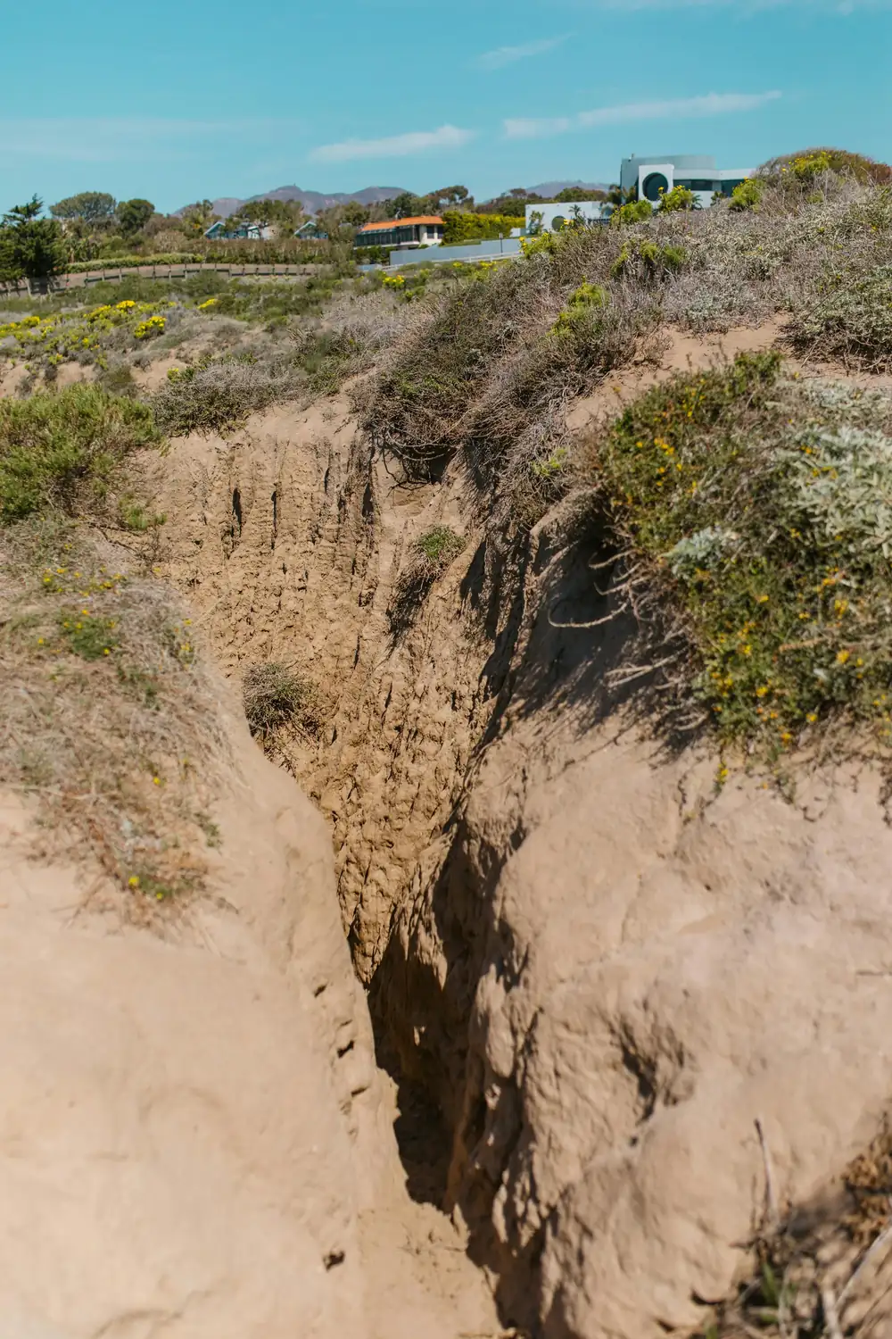 Erosionsrinne in einem Acker nach Starkregen