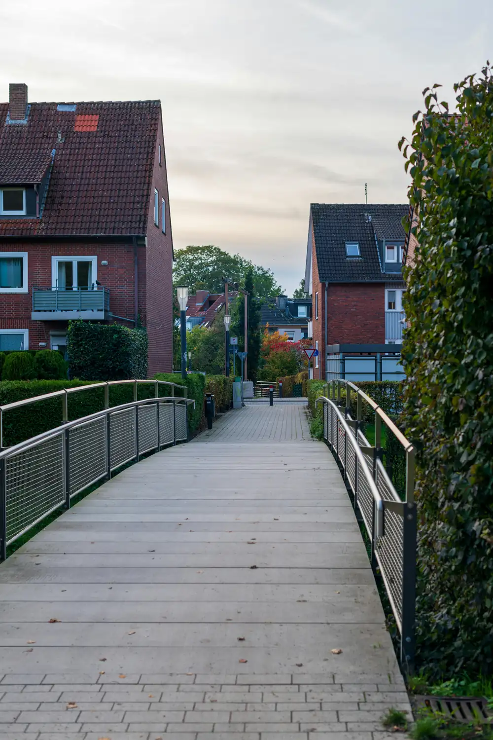 Deutsche Reihenhauszeile in einer Wohnstraße